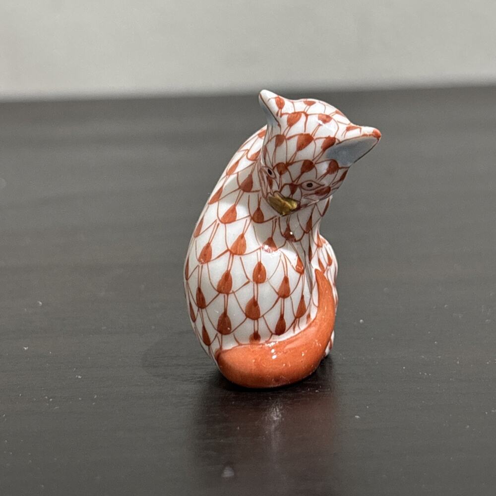 Small Herend 1.5" Rust Orange Fishnet Seated Cat Kitten Kitty EXCELLENT